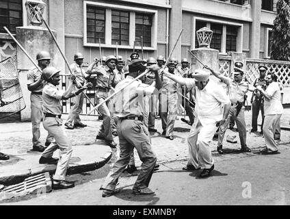 Polizisten schlagen Mann mit Stöcken Bombay Mumbai Maharashtra, Indien Stockfoto