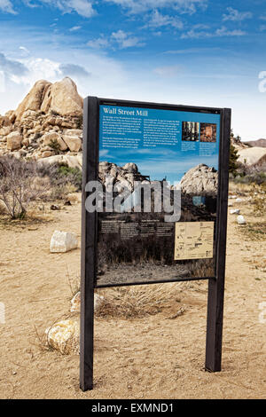 Tafel, die das Trail und Highlights der Wall Street Mühle und Mine in Joshua Tree National Park, Kalifornien, USA. Stockfoto