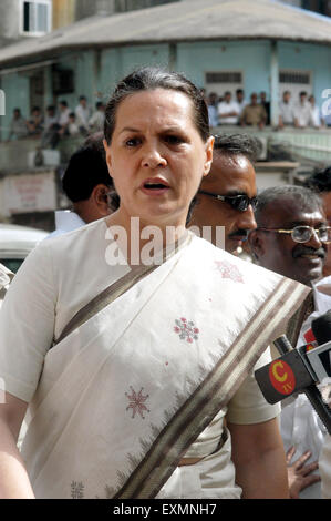 Kongress-Präsident Sonia Gandhi sprechen Medien Terror Bombe Explosion Website Zaveri Bazaar Kalbadevi Mumbai Maharashtra Indien Stockfoto