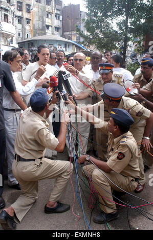 Kongress-Präsident Sonia Gandhi sprechen Medien Polizisten halten Mike Terror Bombe Explosion Website Zaveri Bazaar Kalbadevi Mumbai Maharashtra Indien Stockfoto