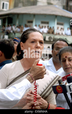 Kongress-Präsident Sonia Gandhi deutschsprachige Medien mike Terror Bombe Explosion Website Zaveri Bazaar Kalbadevi Mumbai Maharashtra Indien Stockfoto