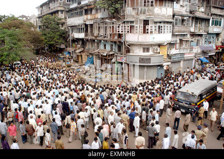 Männer, die Inspektion Terror Bombe Explosion Website Menge Zaveri Bazaar Kalbadevi Bombay Mumbai Maharashtra Indien Stockfoto