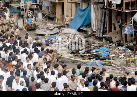 Menge Terror Bombe Explosion vor Ort beschädigt Auto Zaveri Bazaar Kalbadevi Bombay Mumbai Maharashtra Indien Stockfoto