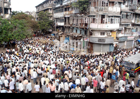 Menschen Sie Schrecken Bombe Explosion Website Menge Zaveri Bazaar Kalbadevi Mumbai Maharashtra Indien Stockfoto