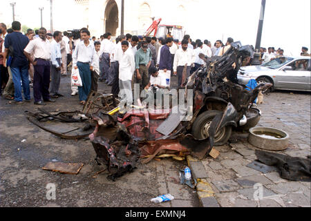 Menschen, die Inspektion Auto beschädigt Bombe Explosion explosive auf Gateway of India Mumbai Bombay Mumbai Indien Stockfoto