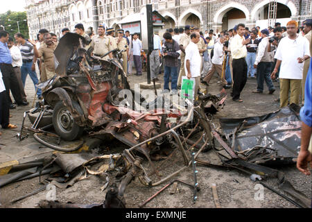 beschädigte zerstörten Auto Terror Bombe Explosion explosive auf Taj Mahal Hotel Gateway von Bombay Mumbai Maharashtra in Indien Indien Stockfoto