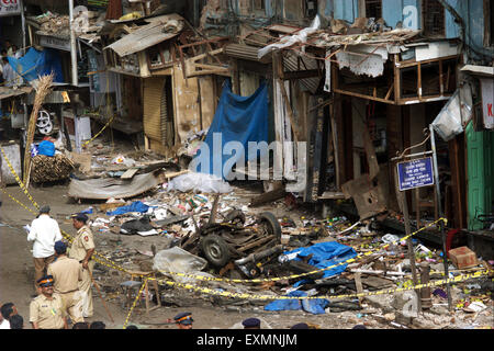 Auto beschädigt zerstört Bombe Explosion Zaveri Bazaar Kalbadevi Bombay Mumbai Maharashtra Indien Stockfoto