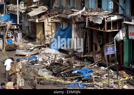 Auto beschädigt zerstört Bombe Explosion Zaveri Bazaar Kalbadevi Bombay Mumbai Maharashtra Indien Stockfoto