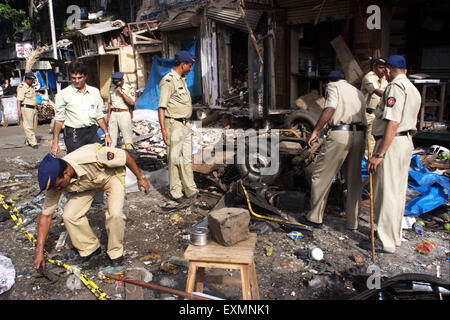 Polizisten untersuchen beschädigt Auto Terror Bombe Explosion Explosion Zaveri Bazaar Kalbadevi Bombay Mumbai Maharashtra Indien Stockfoto