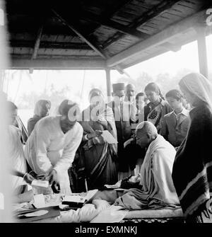 Mahatma Gandhi im Gespräch mit Menschen bei Khadi Pratishthan; Sodepur; 24 Parganas; Calcutta; 1946; Abha Gandhi Stockfoto