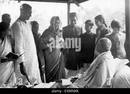 Mahatma Gandhi im Gespräch mit Menschen bei Khadi Pratishthan; Sodepur; 24 Parganas; Calcutta; 1946-Abha Gandhi Stockfoto