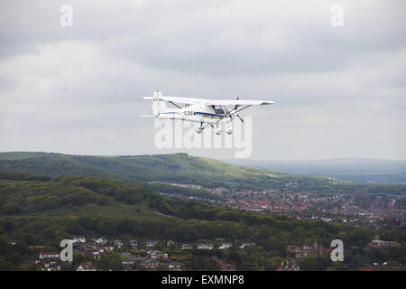 Luftaufnahme von einem Ultraleichtflugzeug, einem leichten modernen Flugzeug über Eastbourne in East Sussex und der South Downs, UK Stockfoto