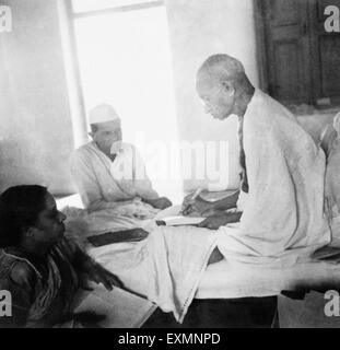 Mahatma Gandhi kurz nach seinem Fastenbrechen am Rashtriyashala Ashram Rajkot März 1939 neben Mahatma Gandhi Jamnadas Gandhi Stockfoto