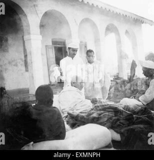 Mahatma Gandhi sitzen vor dem Hauptgebäude Rashtriyashala Ashram Rajkot Stockfoto