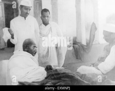 Mahatma Gandhi vor dem Hauptgebäude im Rashtriyashala Ashram sitzen; Rajkot Stockfoto