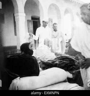 Mahatma Gandhi sitzen vor dem Hauptgebäude am Rashtriyashala Ashram Rajkot Stockfoto