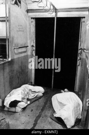 Männer, die auf Zug Abteil Boden schlafen Stockfoto