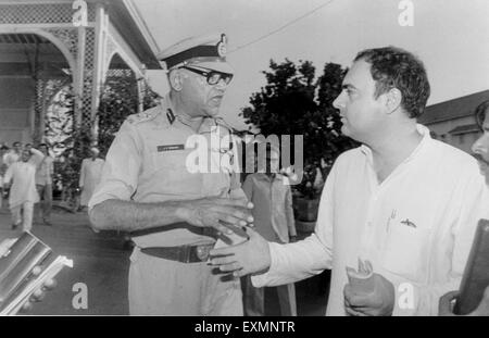 Indischer Politiker Indian National Congress Party ehemaliger Premierminister Rajiv Gandhi schüttelt sich die Hände mit Julio Francis Ribeiro indischer Polizeibeamter in Raj Bhawan Raj Bhavan Bombay Mumbai Indien Asien Stockfoto