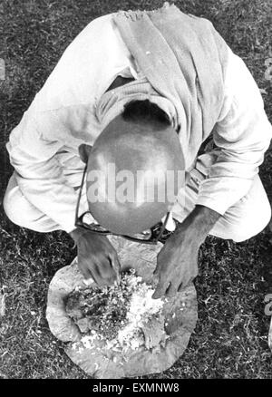 Glatze Mann Essen Essen Mittagessen Bananenblatt Indien Stockfoto