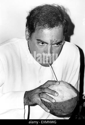 Indischer Politiker des Indian National Congress Party und ehemalige Premierminister Rajiv Gandhi Kokoswasser trinken Stockfoto