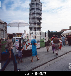 Ein Eisverkäufer Vor Dem Schiefen Turm von Pisa, Italien 1980er Jahre. Ein Eismann vor dem schiefen Turm von Pisa, Italien der 1980er Jahre. Stockfoto