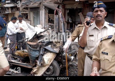 Polizei Inspektion beschädigt Auto Terror Bombe Explosion Explosion Zaveri Bazaar Kalbadevi Bombay Mumbai Maharashtra Indien Stockfoto