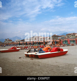 Badeurlaub bin Strand von Viareggio, Italien 1980er Jahre. Urlaub am Meer in Viareggio, Italien der 1980er Jahre. Stockfoto