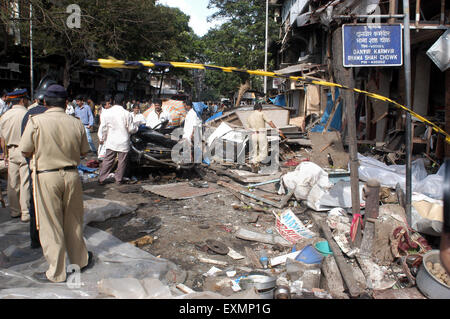 Offiziere von Polizei Bombenkommando Inspektion bleiben in der Explosion Zaveri Bazaar Kalbadevi Mumbai Indien stattfand-Taxi Stockfoto