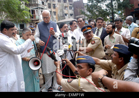 Lal Krishna Advani Jaywantiben Mehta; Raj Purohit Kirit Somaiya Narayan Rane Mittelpersonal sprengen Website Zaveri Bazaar Mumbai Indien Stockfoto