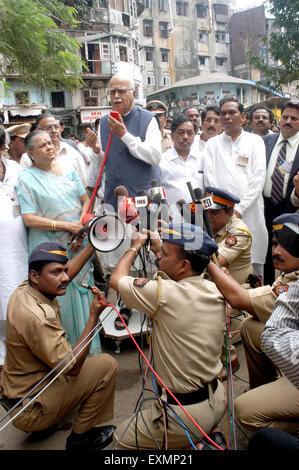 Lal Krishna Advani Jaywantiben Mehta Raj Purohit Kirit Somaiya Narayan Rane adressiert Medien Explosion Website Zaveri Bazaar Mumbai Indien Stockfoto