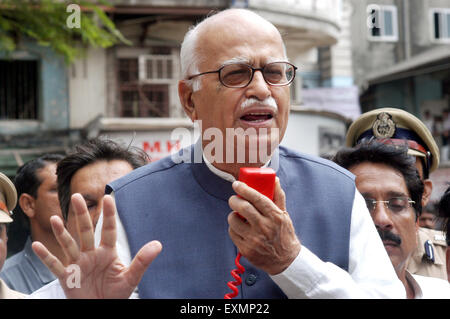 EU-Innenminister Lal Krishna Advani adressiert Medien Personal an Sprenganlage Zaveri Bazaar Mumbai Indien Stockfoto