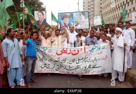 Aktivisten der moslemischen Liga-N chant Parolen zu Gunsten der Premierminister Muhammad Nawaz Sharif, Echtheitszertifikate General Raheel Sharif und Pakistan Armee bei Protestkundgebung in Karachi Club auf Mittwoch, 15. Juli 2015 drücken. Stockfoto