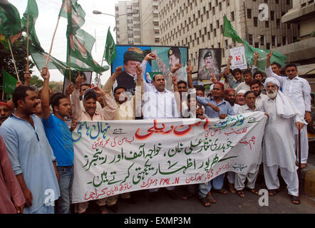 Aktivisten der moslemischen Liga-N chant Parolen zu Gunsten der Premierminister Muhammad Nawaz Sharif, Echtheitszertifikate General Raheel Sharif und Pakistan Armee bei Protestkundgebung in Karachi Club auf Mittwoch, 15. Juli 2015 drücken. Stockfoto