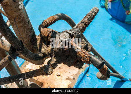 Verrostete hydraulische Winde von alten Angelboot/Fischerboot. Closeup. Stockfoto