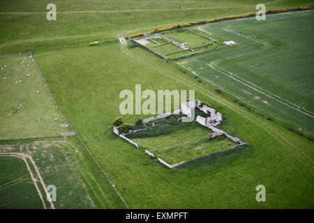 Luftaufnahme von einem Ultraleichtflugzeug über Acker- und Weideland, Ackerland und einer alten Scheune Ruinen in South Downs, East Sussex, Großbritannien Stockfoto