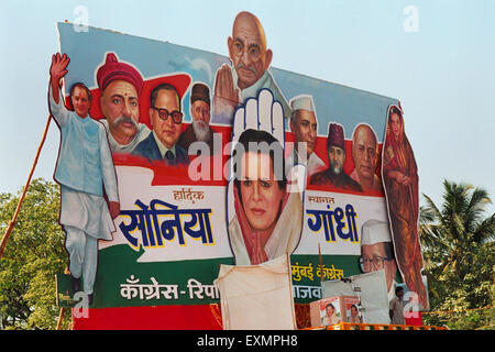 Plakat mit Sonia Gandhi, Rajiv Gandhi, Indira Gandhi, Mahatma Gandhi, Wahlsitzung, Shivaji Park, Dadar, Bombay, Mumbai, Maharashtra, Indien, Asien Stockfoto