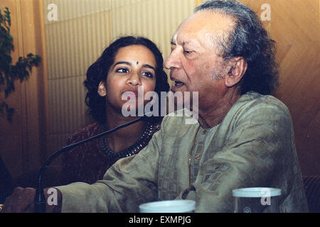 Indische Sitar-virtuose Pandit Ravi Shankar mit seiner Tochter Anoushka Stockfoto