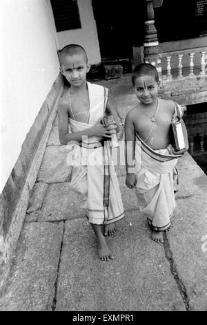 Jungen lernen alte vedische kulturelle Bildung, Prahlada Gurukula, Pejavara Matha, Thenkpete, Udupi, Karnataka, Indien, Asien Stockfoto