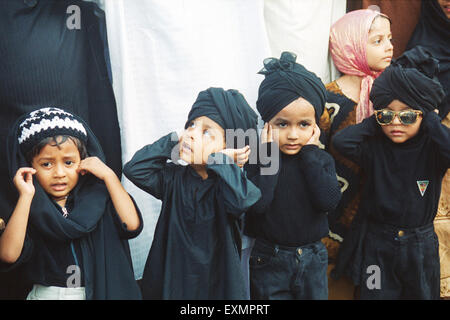 Muslimische Kinder in schwarzem Kleid protestieren gegen die agitierende Zerstörung von Babri Masjid, Bombay, Mumbai, Maharashtra, Indien, Asien Stockfoto