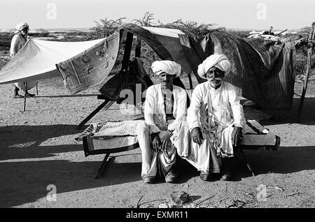 zwei Rabaris Männer sitzen auf Charpoy Thunda Wadh Kutch Gujarat Indien Stockfoto