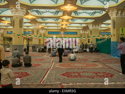 Pilger beten vor der Ayatollah Khomeini Mausoleum, Shemiranat County, Behesht-e Zahra, Iran Stockfoto