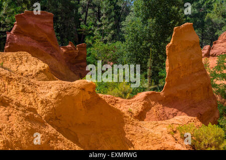 Ocker Felsformationen entlang des Weges Sentier des Ocres, Roussillon, Provence, Frankreich Stockfoto