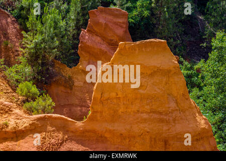 Ocker Felsformationen entlang des Weges Sentier des Ocres, Roussillon, Provence, Frankreich Stockfoto