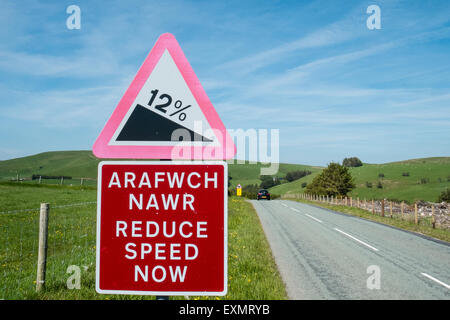 Warnung Zeichen Bi-Lingual, Straße, Zeichen, steile Straße voraus in ruhigen abgelegenen Lage in Landschaft von Powys, Wales Stockfoto