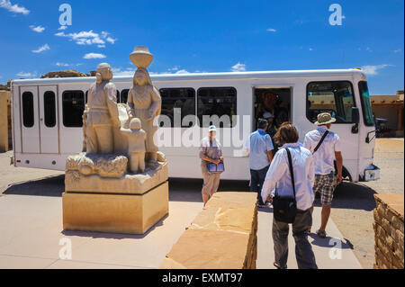Touristen, einsteigen in den Shuttlebus von der Sky City Cultural Center. Acoma Pueblo. Cibola County, New Mexico. USA Stockfoto
