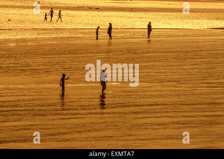 Urlauber am Strand und Meer in Margate spielen. Kent UK Stockfoto