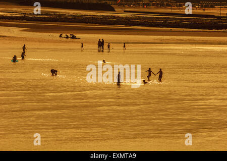 Urlauber am Strand und Meer in Margate spielen. Kent UK Stockfoto