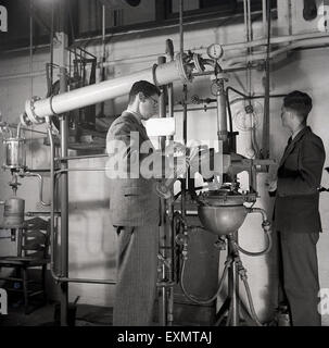 1950er-Jahren, historische, engineering Student in einen Trichter Typ Maschine Fabrik, Stockfoto