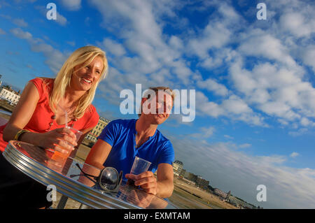 Ein junges Paar ein Getränk entlang dem Hafen Arm in Margate. Kent. UK Stockfoto