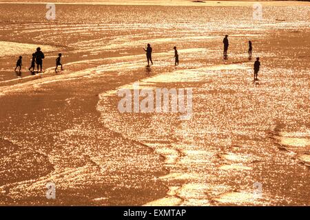 Urlauber, Paddeln im Meer bei Ebbe. Margate. Kent. UK Stockfoto